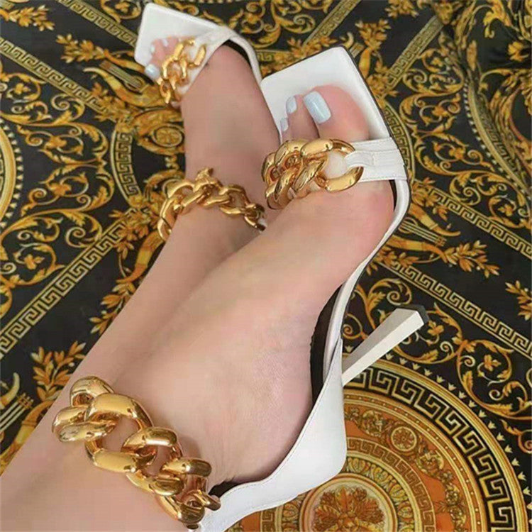 Sandalia con cadena de lujo